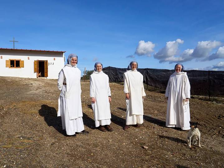El 'milagro' de Marigenta, donde sor Sol Miriam, sor Salvada, sor Annmarta y sor Yohanan levantan su convento: "Estamos locas, pero no hay que tener miedo"