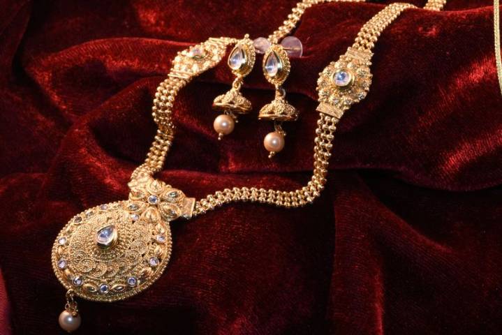 Woman steals Rs 50 lakh jewellery kept aside by husband for his sister's wedding