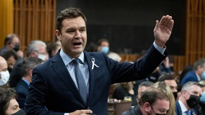 Conservative MP resigns seat before budget vote