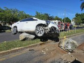 Auto queda sobre el camellón tras accidente en blvd. Colosio