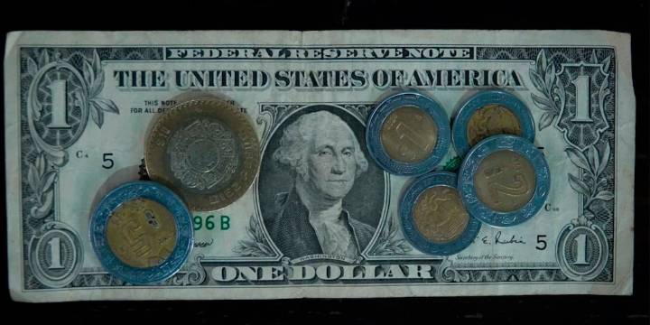 El dólar revierte sus números rojos frente al peso y cierra la semana con ganancias