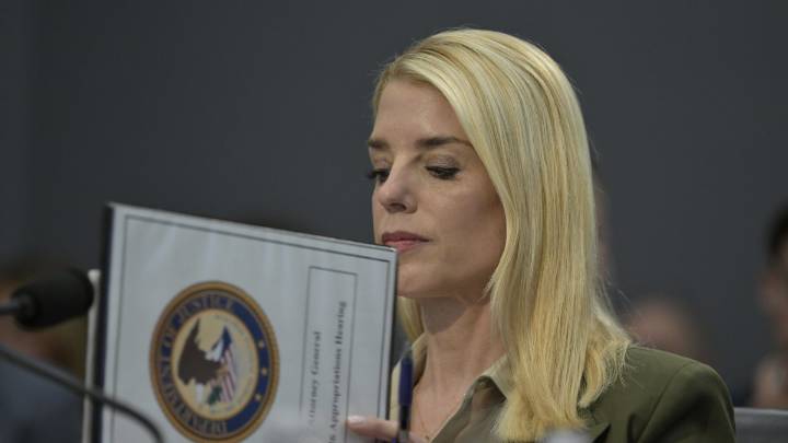 El DOJ inicia una investigación sobre las protestas violentas en Berkeley durante un evento de Turning Point USA