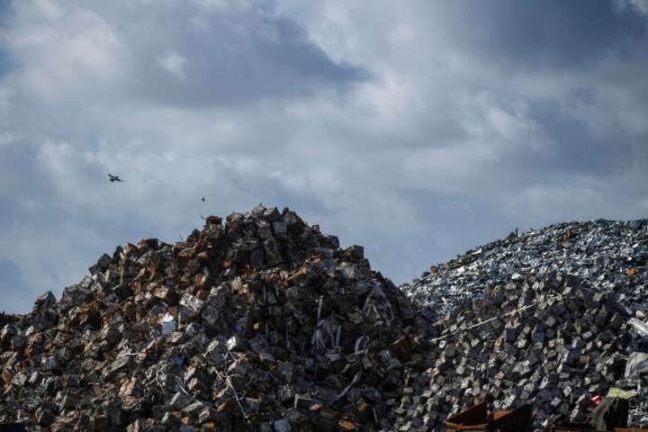 Stricken giant collapses as 650 jobs put at risk