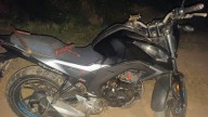 Hombre sufre grave accidente al derrapar en moto robada y recibe disparo de su propia arma en Tlaquepaque