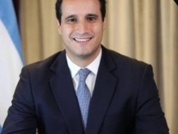 Los detalles ocultos del paso del novio de Ornella Calvete por Economía: auto con chofer, "maltratos" y un supuesto blindaje de Santiago Caputo