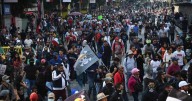 Marcha de la Gen Z reúne a 150 personas y avanza tras paso del desfile militar