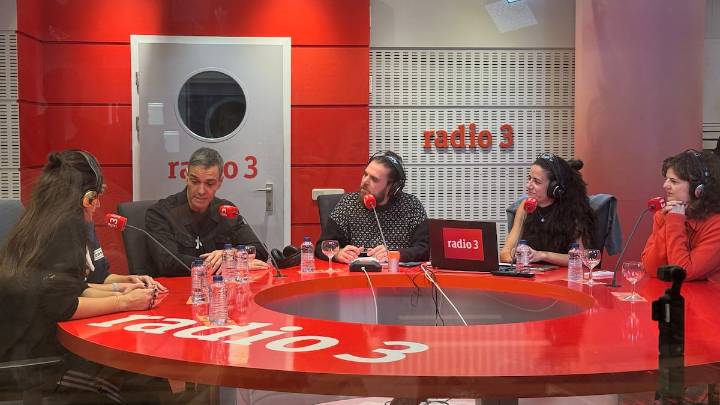 Pedro Sánchez se quita la corbata e irrumpe en Radio 3: “El disco de Rosalía es una maravilla”
