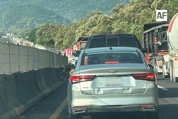 Accidente en la autopista Colima–Manzanillo genera congestionamiento cerca de La Salada