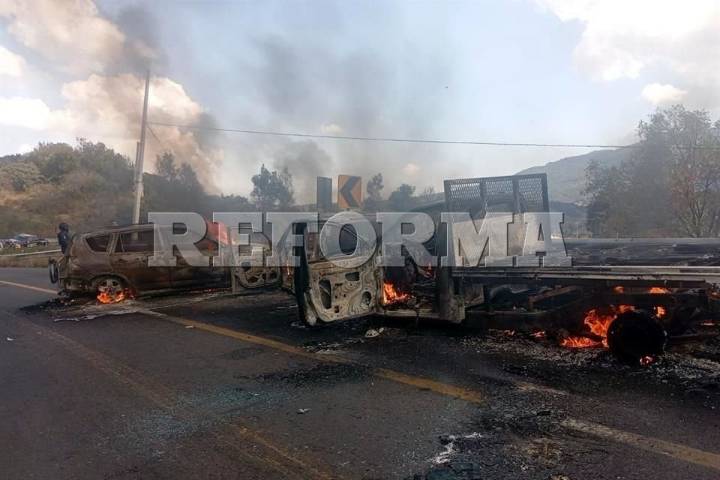 Abaten a dos y se dan narcobloqueos en Michoacán