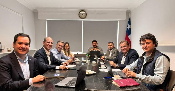 Enlaces de partidos de oposición se reúnen en comando de Kast para organizar trabajo de cara al balotaje