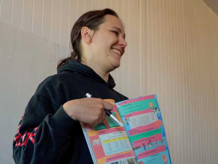 La profesora misionera que hace del inglés un puente hacia la tecnología y la inclusión social