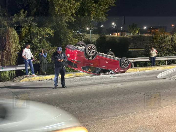 Choque con volcadura en Teófilo Borunda y Amapolas deja dos personas lesionadas