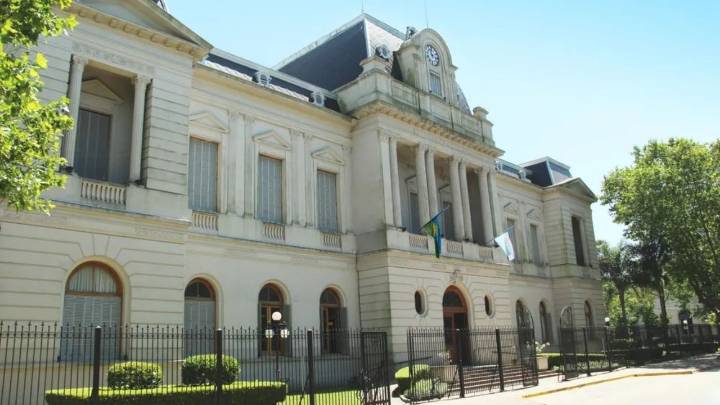 El intendente de Zárate nombró a una IA como funcionaria del municipio