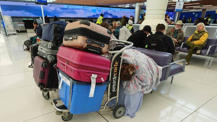 Heading into busy Thanksgiving travel weekend, transportation secretary encourages civility