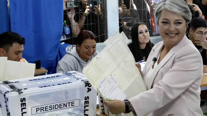 Candidatos votan en Chile y la ultraderecha pide unirse en balotaje contra comunista Jara