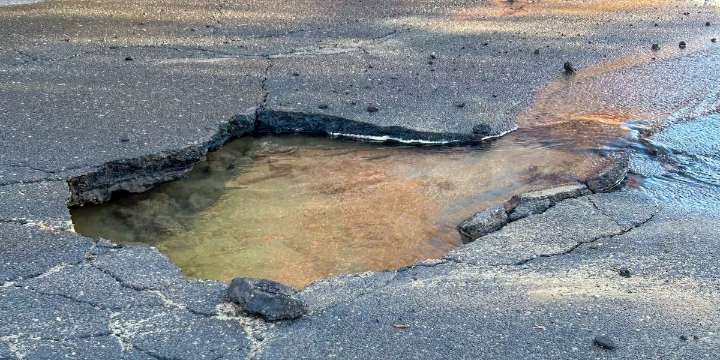 Crews work to repair water main break in Waterbury