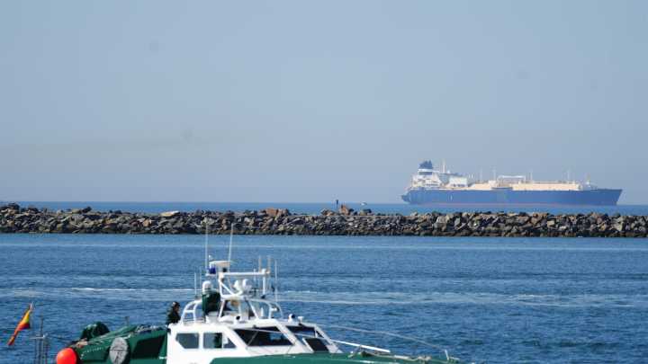Narcolanchas permanecen refugiadas ante el temporal en el puerto de Barbate bajo vigilancia policial