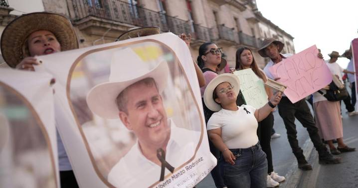 Tercer día de protestas por homicidio de Carlos Manzo: Convocan a paro general en Uruapan