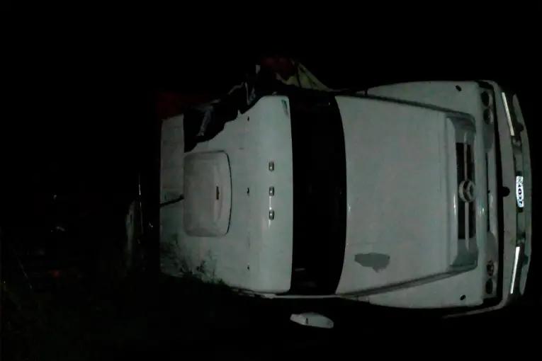 Camión que transportaba cajas de sidra volcó y desparramó la carga en Ruta 14
