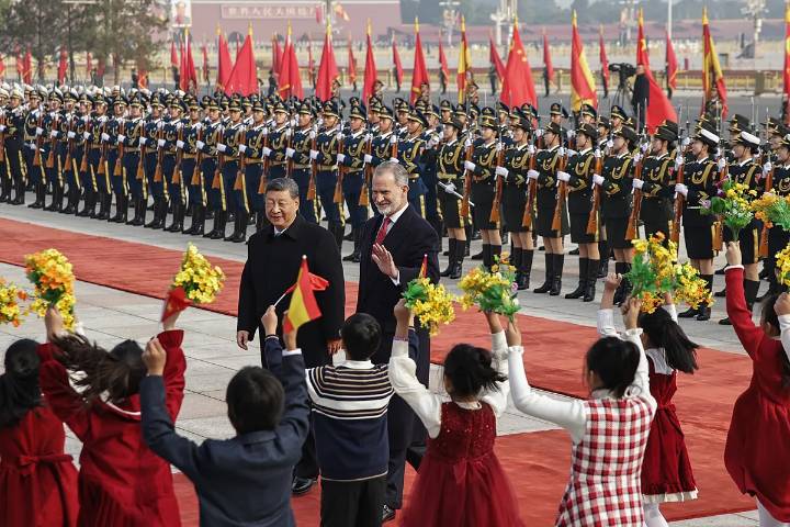 España deposita flores en Tiananmen y Xi ofrece "más dinamismo' en las relaciones