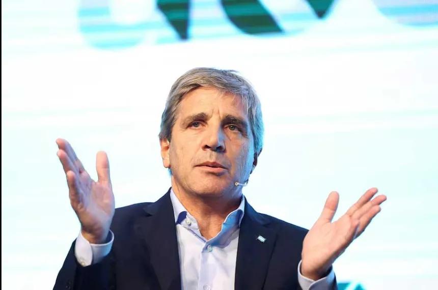 Caputo volvió a defender el valor del dólar e insiste en que no está atrasado