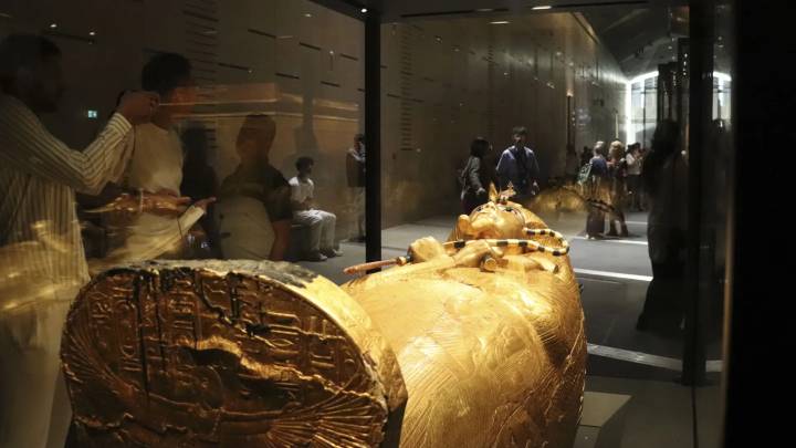 Detenido un 'tiktoker' por recitar versículos del Corán frente a estatuas faraónicas en el Gran Museo Egipcio