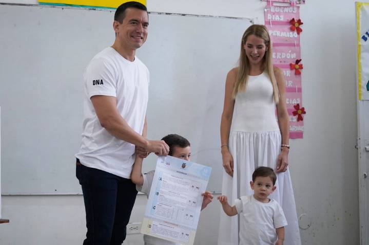 Ecuadorians vote on whether to allow foreign military bases amid rising crime