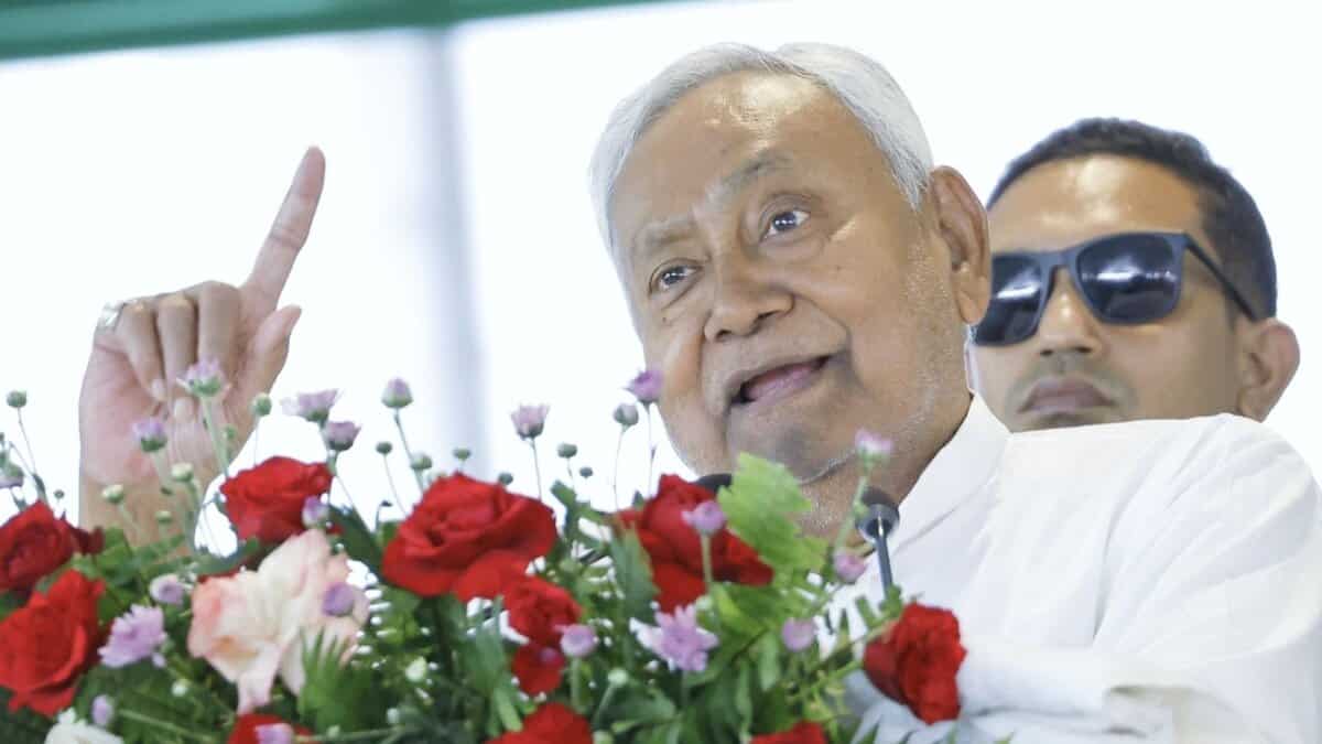 Nitish meets Guv after cabinet authorises CM to recommend dissolution of assembly