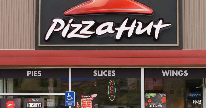 La empresa matriz de Pizza Hut sopesa vender la cadena