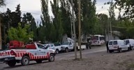 Se descompensó, perdió el control del colectivo y chocó contra una casa en Neuquén: trabajan para reparar una fuga de gas