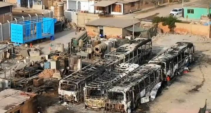 Puente Piedra: cinco buses de la empresa Pegaso SAC destruidos por incendio extorsión últimas