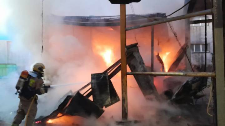 Los Bombers dan por apagado el incendio de una nave en Sant Pere de Torelló