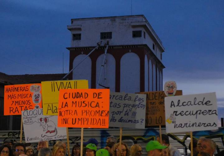 Los vecinos de Parque del Mar piden cuentas sobre el desarrollo de las Harineras