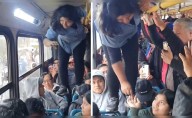Cobradora de microbús se trepa en asientos para recoger pasaje en vehículo lleno: “Nadie se escapa”