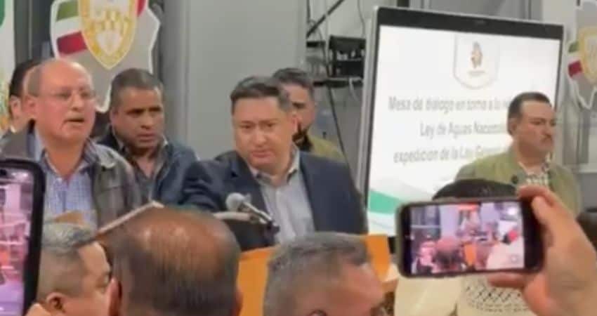 Productores irrumpen y expulsan entre gritos de “traidor” a Martín Solís en debate por Ley de Aguas