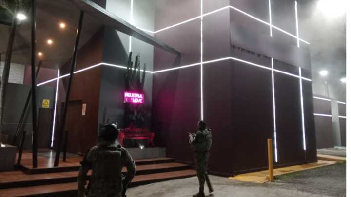 Antro se Incendia en Boca del Río; Autoridades Investigan las Causas