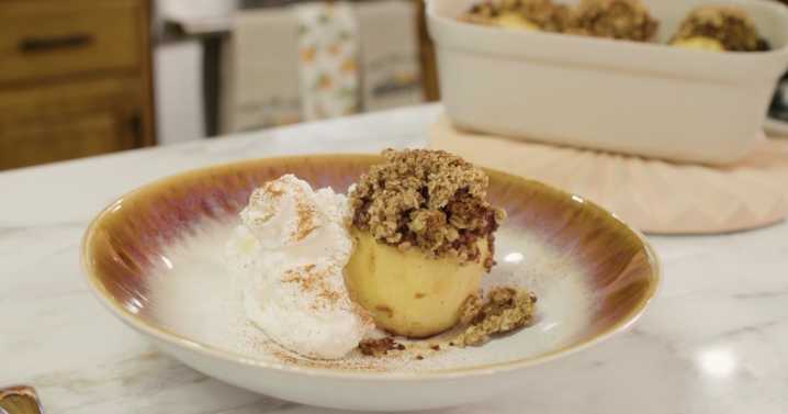 5 Days of Feasting: Make these baked maple pecan apples with oat streusel