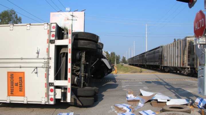 Tráiler Vuelca Tras Intentar Ganarle el Paso a Ferrocarril en Tlajomulco