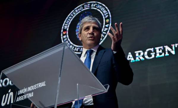 Ante industriales, Luis Caputo expuso las tres razones por las que mantendrá las bandas cambiarias