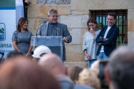 Miles de personas se dan cita en la Feria de la Alubia de Casar de Periedo que nombra a Jorge Sanz 'Alubiero Mayor'