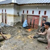 Thailand, Indonesia begin clean-up after massive floods kill hundreds