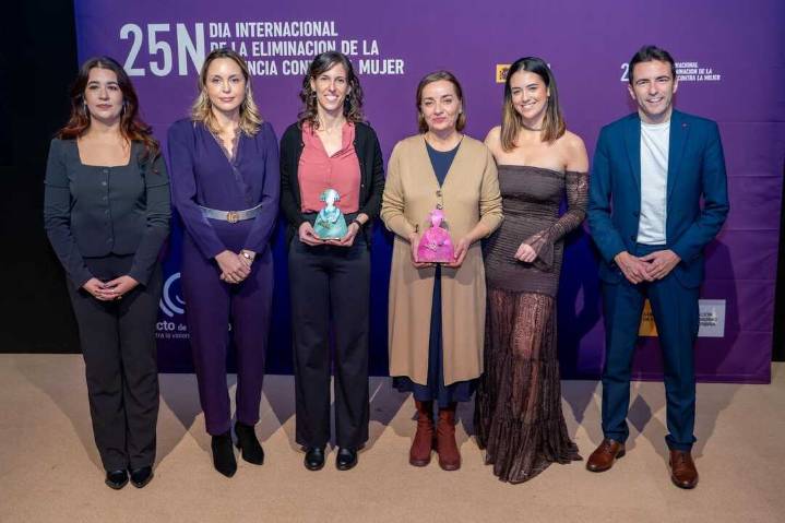 Pepa Bueno y CAVAS recogen los reconocimientos Meninas: "No hay que bajar los brazos ante la violencia de género"