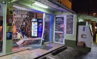 Roban en colmado tras chocar fachada para ganar acceso al interior