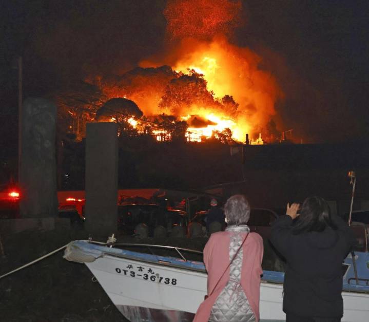 Incendio en el suroeste de Japón causa daños en 170 casas y obliga a evacuaciones