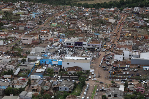 Seis muertos, cientos de heridos, por potente tornado en Brasil
