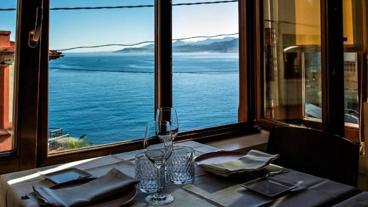 El restaurante que recomienda la Guía Michelin con vistas al mar y que está ubicado en uno de los pueblos más bonitos de Asturias: caldereta de pescado, "cacholetus" y hasta conservas propias