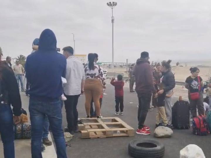 VIDEO. Tensión en frontera con Perú: inmigrantes protestan en cruce fronterizo para salir de Chile
