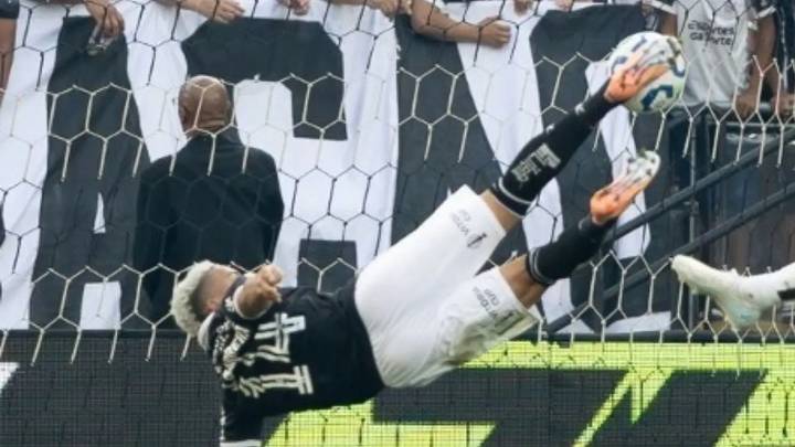 Golazo de chalaca de Jordan Barrera en Corinthians vs Botafogo; sorprendió en Brasil