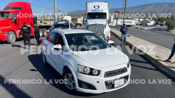 Tráiler impacta auto en Monclova