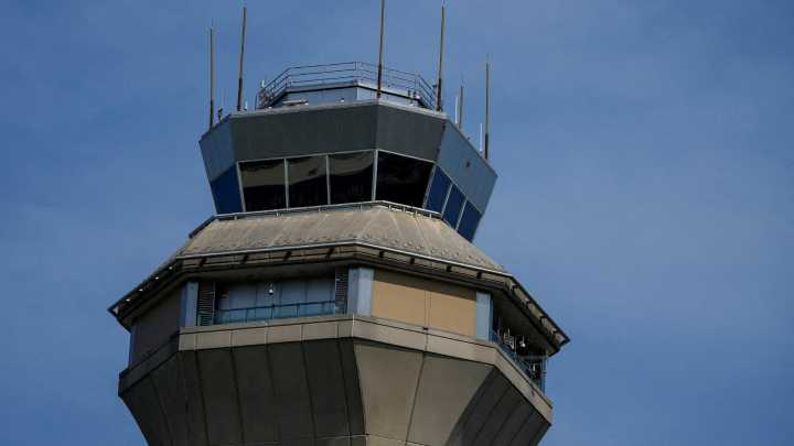 Aeropuerto que da Servicio a NY, Limita Llegadas de Vuelos Por Escasez de Controladores Aereos